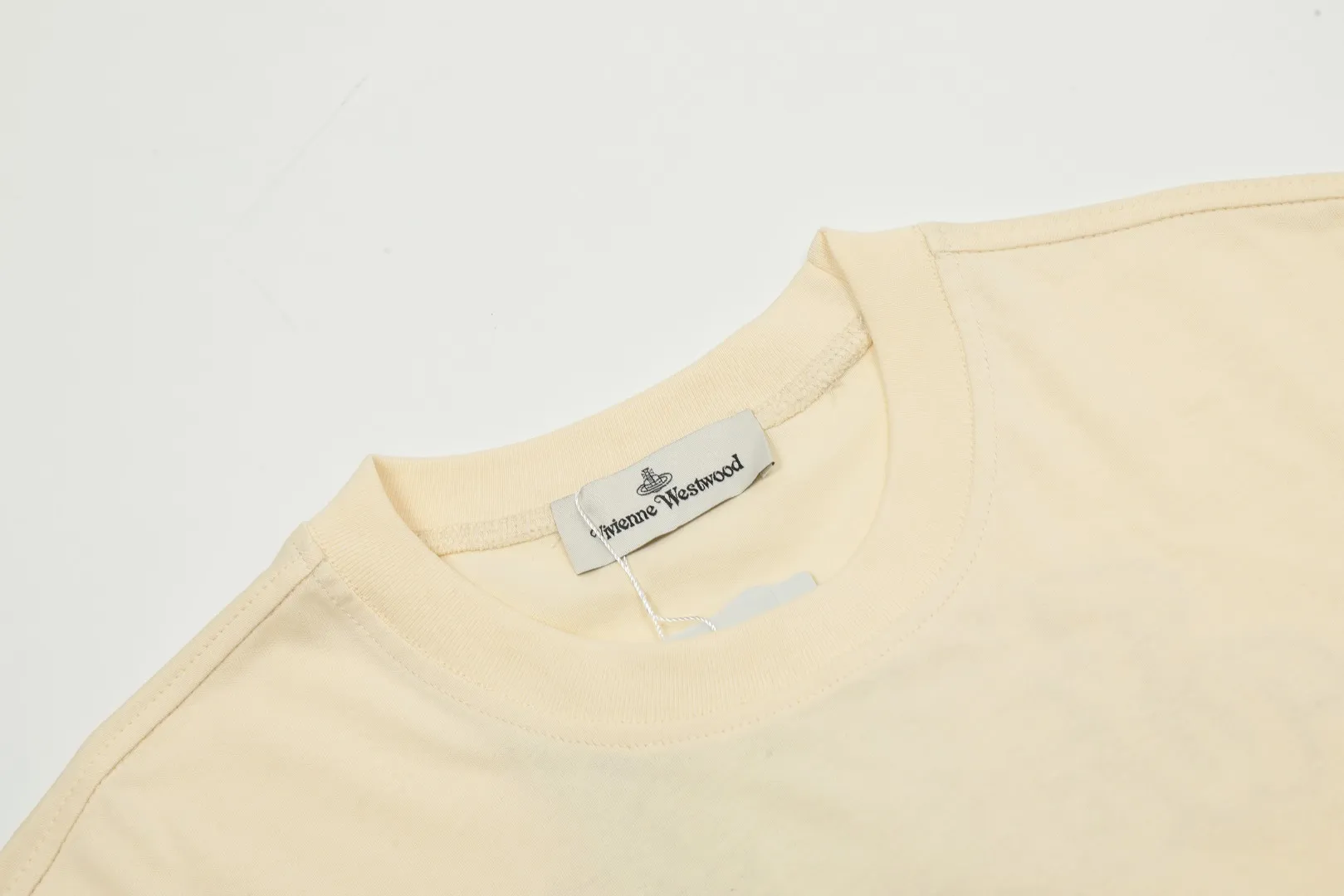 vivienne west wood Vivienne West Wood Three-dimensional patch embroidery short sleeves of Saturn Heavy Industry Heavy Industry Thousand-needle patch embroidery with cartoon logo on the back The hollow West Queen Mother logo on the front The combination of apricot and pink is very beautiful. The style with closed eyes. The full range of correct accessories. Every detail is completely restored and can be filled directly. Size: XS-L Color: Apricot